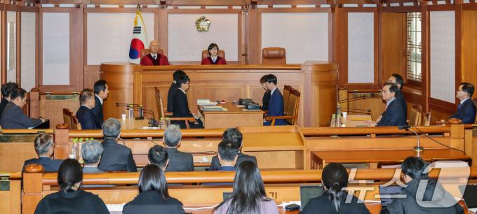 정형식, 이미선 헌법재판관이 27일 서울 종로구 헌법재판소 소심판정에서 윤석열 대통령 탄핵 심판 첫 변론준비기일을 진행하고 있다. (공동취재) 2024.12.27/뉴스1 ⓒ News1 박지혜 기자