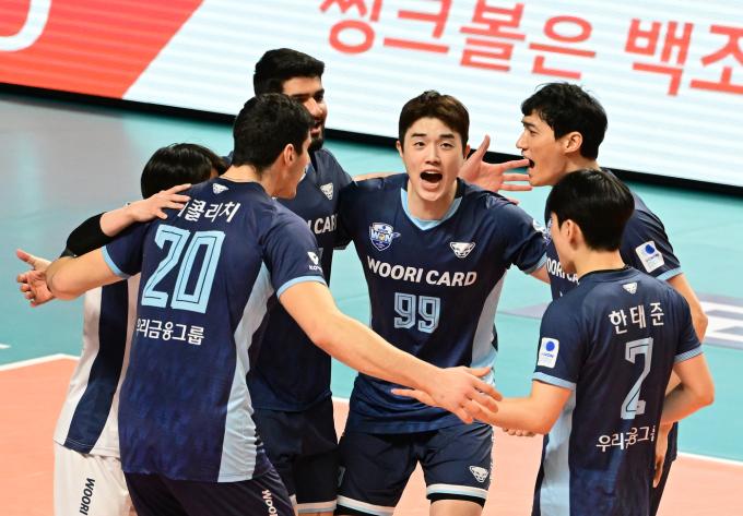 득점 후 기뻐하는 우리카드 선수들(한국배구연맹 제공)