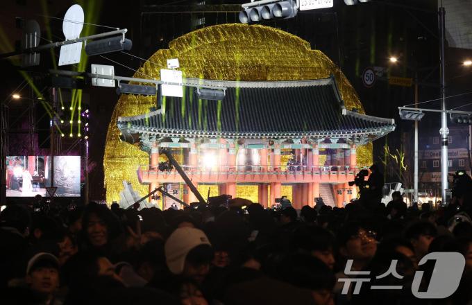1일 오전 서울 종로구 보신각에서 열린 제야의 종 타종행사에서 보신각 뒤로 30m크기의 태양 조형물이 떠오르고 있다. 이번 타종행사는 제주항공 여객기 참사 국가 애도기간에 따라 축소 진행됐다. (공동취재)2025.1.1/뉴스1 ⓒ News1 박세연 기자