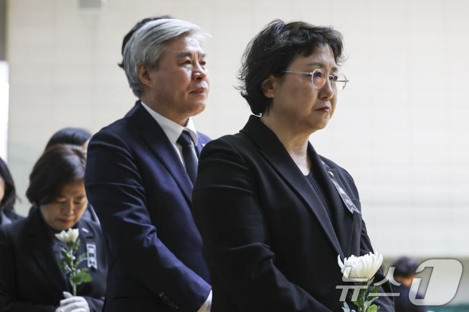 김선민 조국혁신당 대표 권한대행을 비롯한 지도부가 30일 전남 무안군 무안종합스포츠파크에 마련된 제주항공 여객기 사고 희생자 합동분향소에 조문을 하기 위해 들어서고 있다. (공동취재) 2024.12.30/뉴스1 ⓒ News1 김민지 기자