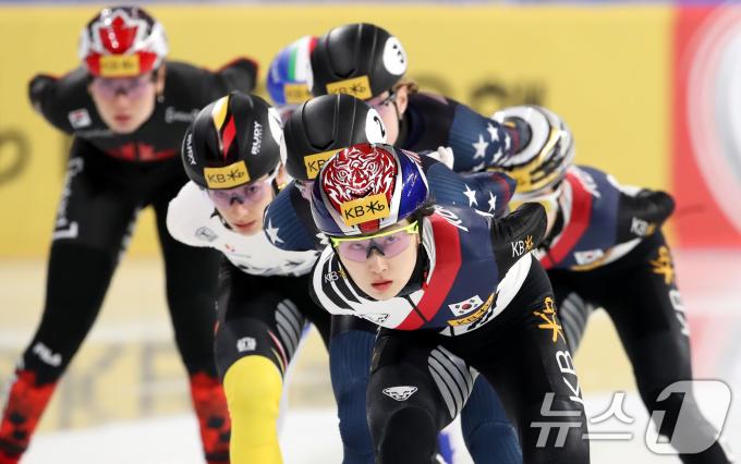 15일 서울 양천구 목동 아이스링크에서 열린 'KB금융-ISU 쇼트트랙 월드투어 서울 대회' 여자 1,500m 결승에서 최민정이 역주하고 있다. 2024.12.15/뉴스1 ⓒ News1 이승배 기자