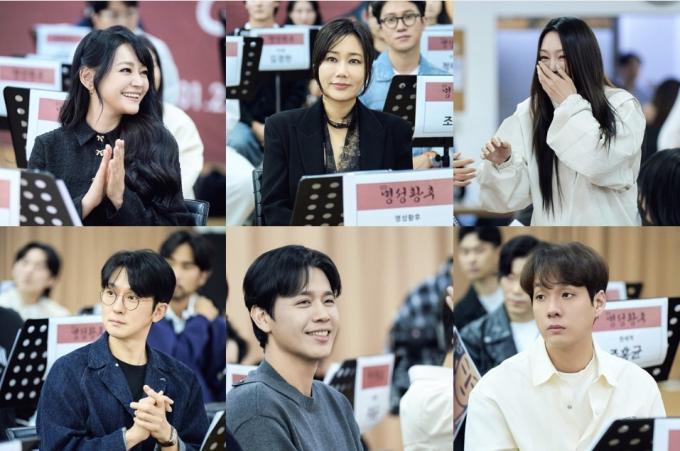 뮤지컬 '명성황후'에서 명성황후 역을 맡은 김소현(윗줄 왼쪽부터), 신영숙, 차지연. 고종 역을 연기하는 강필석(아랫줄 왼쪽부터), 손준호, 김주택.(에이콤 제공)