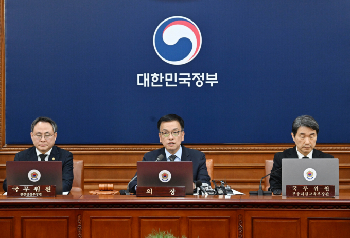 헌법재판관 2명 임명으로 윤석열 대통령 탄핵 심판을 심리하는 헌법재판소가 '8인 체제'가 됐다. 최상목 대통령 권한대행 부총리 겸 기획재정부 장관이 지난해 12월31일 서울 종로구 정부서울청사에서 열린 국무회의에서 모두발언을 하는 모습. /사진=뉴스1