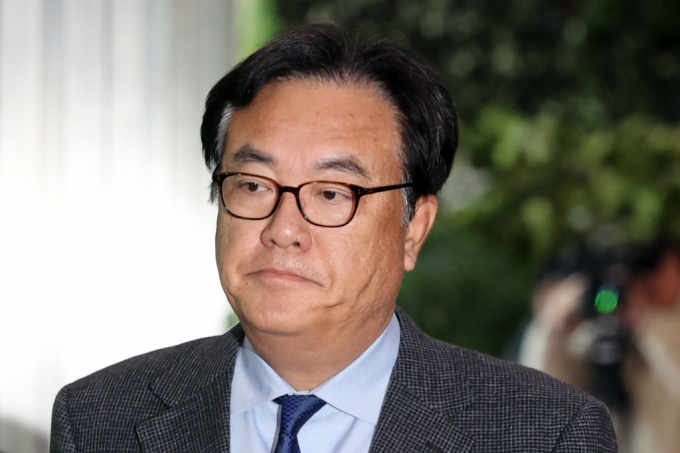 대통령실 고위 참모 전원이 최상목 대통령 권한대행 부총리 겸 기획재정부 장관에게 일괄 사의를 표했다. 사진은 정진석 대통령실 비서실장이 지난해 12월15일 오전 서울 종로구 정부서울청사에서 한덕수 대통령 권한대행 겸 국무총리를 만나 업무조정 협의 후 청사를 나서는 모습. /사진=뉴스1