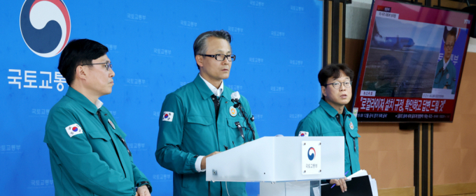 181명의 사상자를 낸 제주항공기(7C2216편) 사고와 관련, 블랙박스 중 음성기록장치(CVR)의 자료 추출이 완료돼 음성파일 전환에 착수했다.사진은 주종완 국토교통부 항공정책실장(왼쪽), 유경수 항공안전정책관(가운데)이 31일 오후 정부세종청사에서 무안공항 제주항공 여객기 사고 브리핑 후 취재진의 질문에 답하는 모습. /사진=뉴스1
