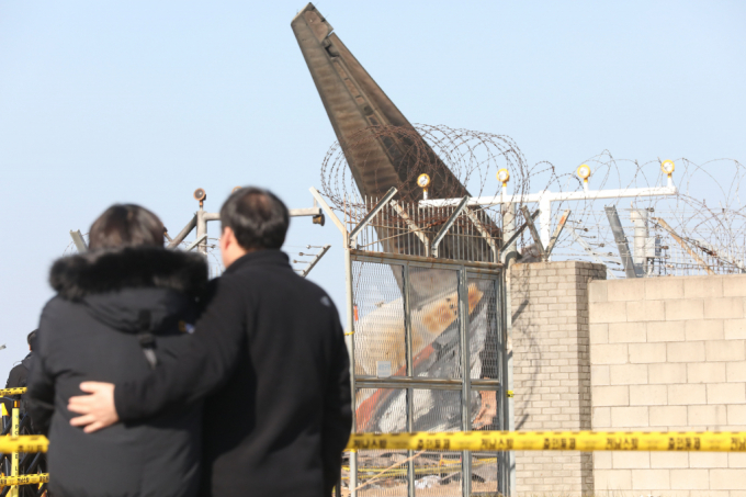 항공철도사고조사위원회(사조위)가 무안 제주항공 사고 여객기(7C2216편)의 블랙박스 중 음성기록장치의 자료 추출을 완료, 음성파일 전환 작업에 착수했다. 사진은 1일 오후 제주항공 여객기 참사 사고현장 인근에서 유족들이 참사현장을 바라보며 눈물 흘리는 모습. /사진=뉴스1