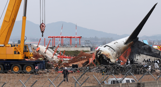 무안국제공항 활주로 부근 로컬라이저가 설치된 콘크리트 둔덕이 사고 당시 피해를 키웠다는 지적이 제기되고 있다. /사진=뉴스1