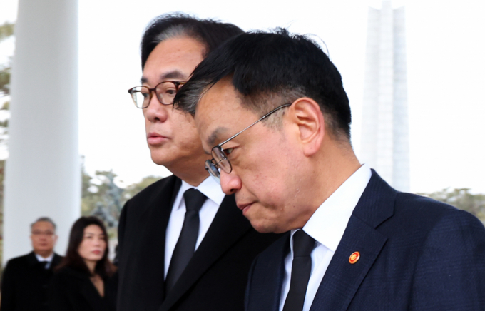 최상목 대통령 권한대행 부총리 겸 기획재정부 장관이 대통령 비서실 참모진들의 집단 사표를 수리할 계획이 없다고 밝혔다. 사진은 최상목 대통령 권한대행 부총리 겸 기획재정부 장관과 정진석 대통령 비서실장이 1일 서울 동작구 국립서울현충원을 찾아 현충탑 참배 뒤 대화를 나누는 모습. /사진=뉴시스