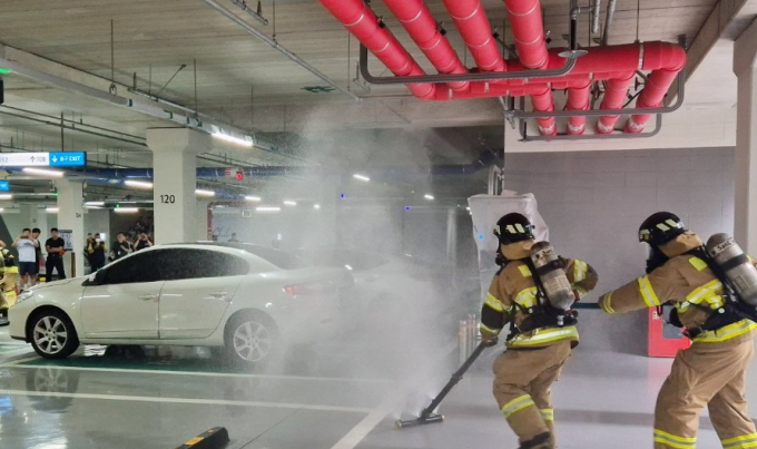 지난해 8월 부산 부산진구 한 아파트 단지에서 열린 '전기차 등 지하주차장 화재 대응 합동소방훈련' 사진제공=뉴스1