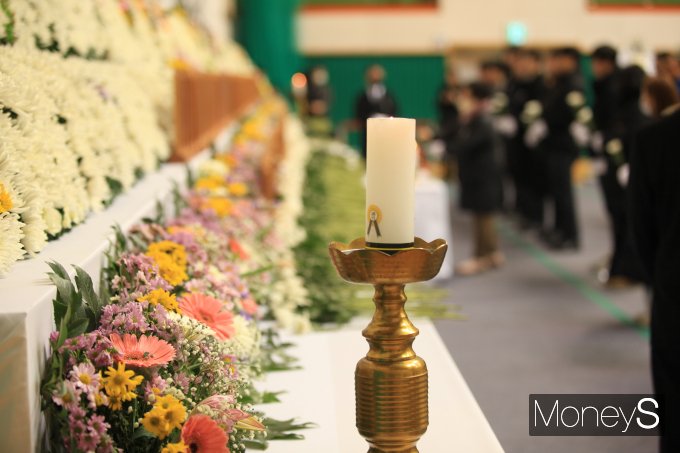 지난 1일 무안 제주항공 참사 합동분향소가 마련된 무안스포츠파크 분향소에 조문객이 끊임없이 이어지고 있다./홍기철기자