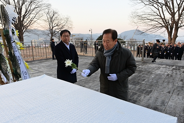 박현국 봉화군수가 충혼탑에서 헌화하고 있다./사진제공=경북 봉화군