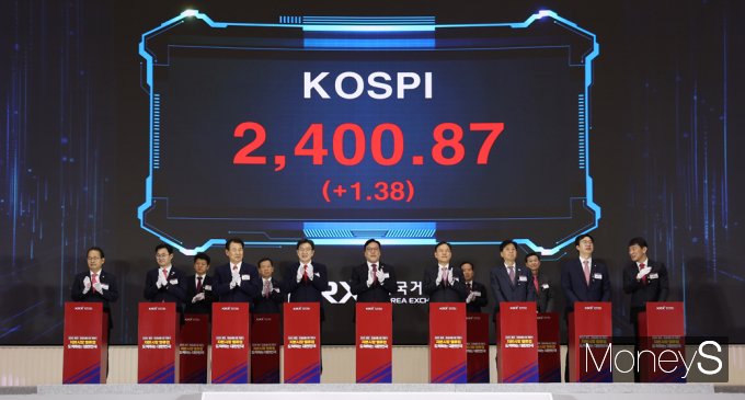 [머니S포토] 2025년 새해, 코스피 2,400.87 출발