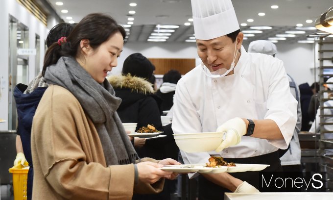 [머니S픽] 오세훈 시장, 서울시 직원들과 2025 신년맞이 떡국 오찬
