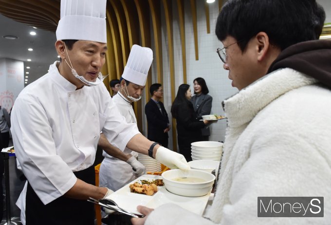 [머니S픽] 오세훈 시장, 서울시 직원들과 2025 신년맞이 떡국 오찬