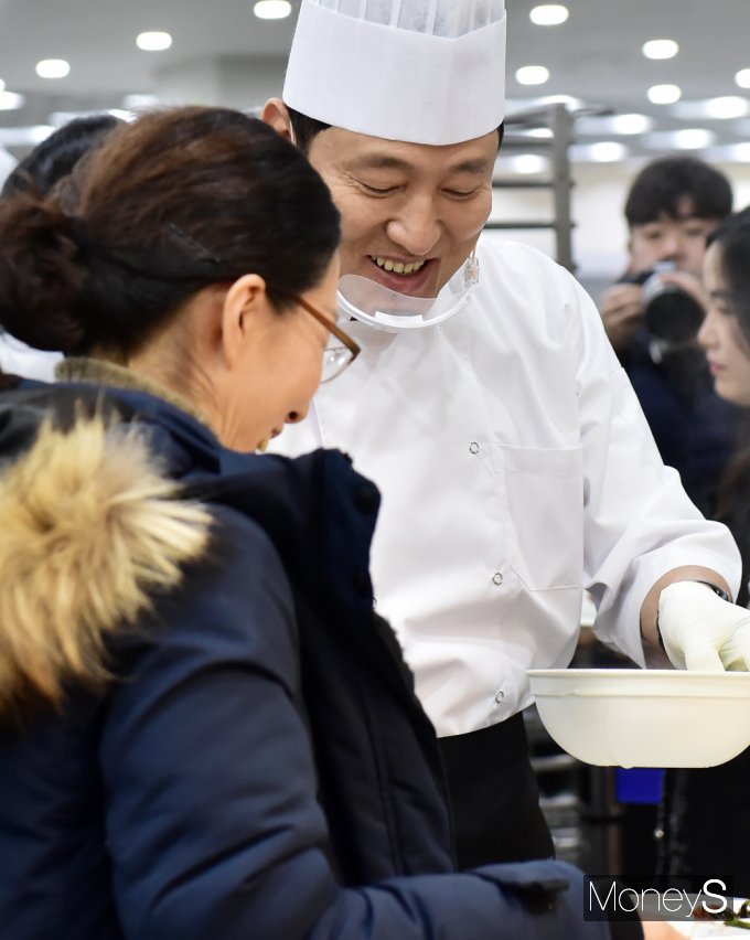 [머니S픽] 오세훈 시장, 서울시 직원들과 2025 신년맞이 떡국 오찬