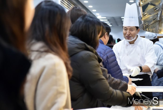[머니S픽] 오세훈 시장, 서울시 직원들과 2025 신년맞이 떡국 오찬