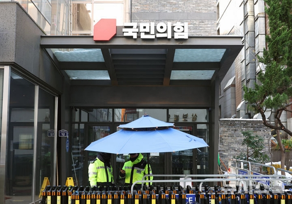 여의도 국민의힘 당사에 "폭발물을 설치하겠다"는 내용의 팩스가 왔다. 사진은 지난해 11월28일 서울 여의도 국민의힘 당사 모습. /사진=뉴시스