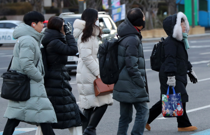 오는 3일 전국이 오전까지 추운 날씨가 예상되 일부 지역에 눈 혹은 비 소식이 에상된다. 사진은 지난해 12월27일 서울 종로구 광화문네거리를 이동 중인 시민들의 모습. /사진=뉴시스
