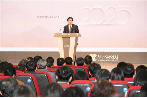 박형준 부산시장이 2일 시무식에서 신년사를 하고 있다./사진=부산시