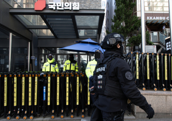 사진은 국민의힘 당사에 '폭발물을 설치하겠다'는 신고가 접수된 2일 오후 경찰특공대원들이 서울 여의도 국민의힘 중앙당사를 수색하는 모습. /사진=뉴스1