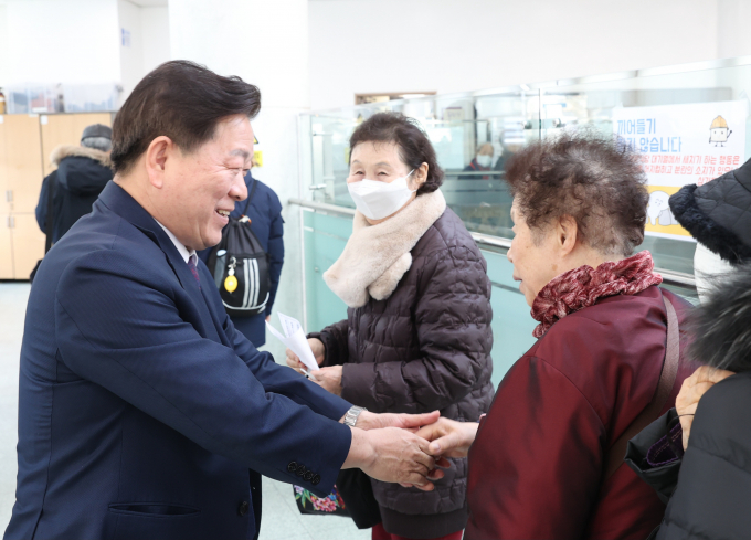 박승원 광명시장이 2일 소하노인종합복지관을 방문해 어르신들과 인사를 나누고 있다. /사진제공=광명시