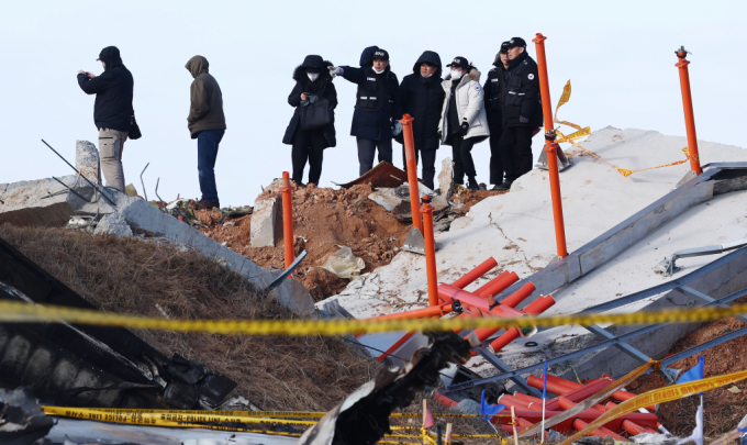 이번 무안공항 참사로 보잉의 B737-800과 B737 맥스의 안전성 문제가 도마위에 올랐다. 지난달 31일 오전 전남 무안국제공항 제주항공 여객기 참사 현장에서 미국 연방항공청, 교통안전위원회, 보잉 등 한미합동조사 관계자들이 사고 여객기와 충돌로 부서진 방위각 시설(로컬라이저) 등을 조사하고 있다. /사진=뉴스1