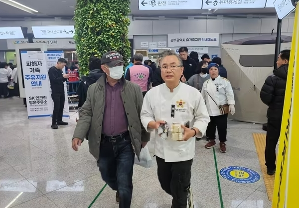 요리전문가 안유성 명장이 1일 무안국제공항을 찾아와 음식 봉사로 유가족들의 아픔을 위로했다. 사진은 안유성 명장이 제주항공 참사 유가족들을 위한 전복죽 1000인분을 마련해 전남 무안국제공항을 찾은 모습. /사진=뉴스1