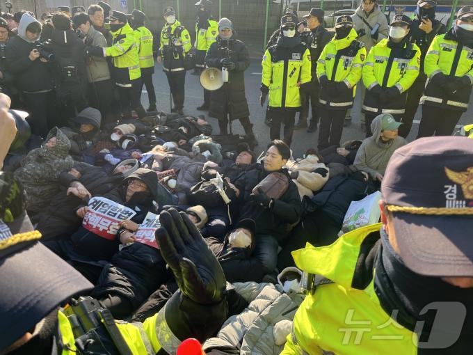 2일 오후 서울 용산구 한남동 윤석열 대통령 관저 앞에서 집회를 열던 참가자들이 경찰의 해산 명령에 불응하며 저항하고 있다. ⓒ 뉴스1 김종훈 기자