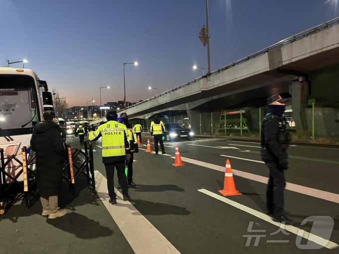 고위공직자범죄수사처가 윤석열 대통령에 대한 체포영장 집행에 나선 3일 서울 용산구 한남동 대통령 관저 앞 도로에 경찰이 교통 안내를 하고 있다. ⓒ News1 홍유진 기자