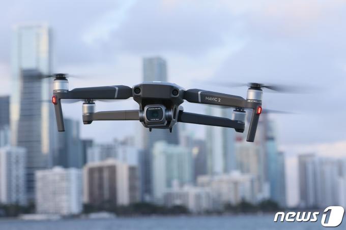 중국 최대 드론업체 대강창신과기유한공사(DJI·다장)가 만든 '다장 매빅 2 프로'(Mavic 2 Pro)가 미국 플로리다주 마이애미 상공을 날고 있다. 2021.12.15 ⓒ AFP=뉴스1 ⓒ News1 정윤미 기자