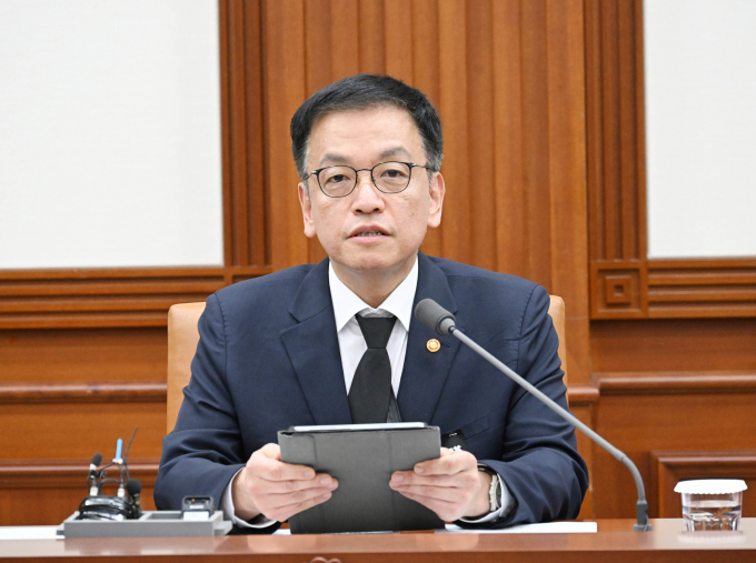 최상목 대통령 권한대행 부총리 겸 기획재정부 장관이 오는 6일부터 무안국제공항 제주항공 참사 희생자 유가족을 위한 긴급 돌봄 서비스를 제공하겠다고 전했다. 사진은 최 권한대행이 지난 2일 서울 종로구 정부서울청사에서 열린 경제관계장관회의에서 모두발언을 하는 모습. /사진=뉴스1(기획재정부 제공) 