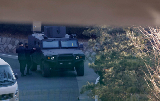 합동참모본부가 3일 윤석열 대통령 체포영장 집행을 위해 관저에 투입된 고위공직자범죄수사처(공수처)와 대치 중인 경호부대에 대해 "경호처가 통제하는 부대"라고 밝혔다. 사진은 3일 서울 용산구 관저 입구 안에서 장갑차가 이동하는 모습. /사진=뉴시스