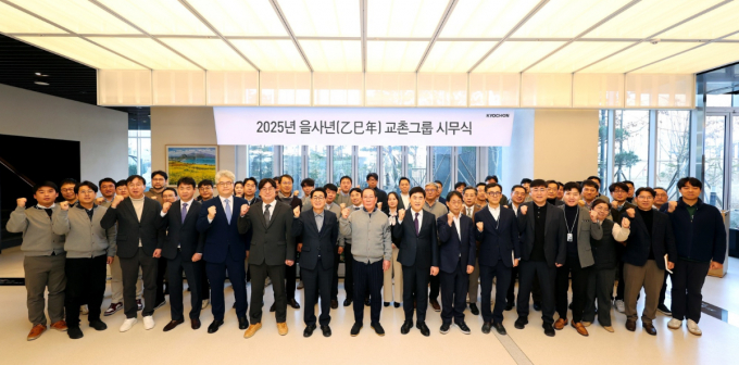 권원강 교촌그룹 회장이 '진심'을 신년 키워드로 내세웠다. 권 회장(앞줄 가운데)과 임직원들이 기념사진 촬영을 하고 있다. /사진=교촌에프앤비