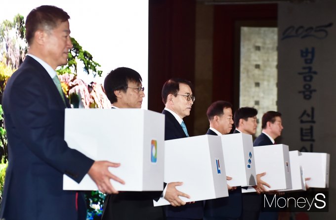 ▲ 비전 세레머니갖는 조용병 은행연합회장과 금융업권별 협회장들