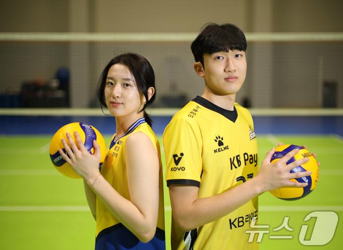 현대건설 이다현(왼쪽부터)과 KB 손해보험 이준영이 2일 오후 경기 용인시 기흥구 현대건설배구단 체육관에서 열린 뉴스1과의 인터뷰에 앞서 포즈를 취하고 있다. 2025.1.2/뉴스1 ⓒ News1 김영운 기자