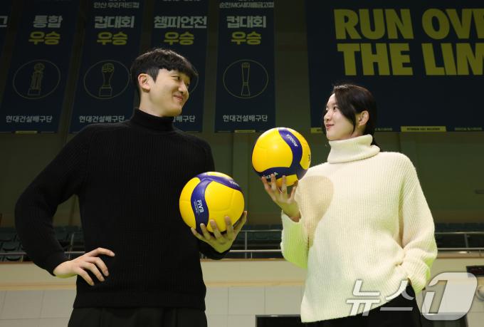 KB 손해보험 이준영(왼쪽부터)과 현대건설 이다현이 2일 오후 경기 용인시 기흥구 현대건설배구단 체육관에서 열린 뉴스1과의 인터뷰에 앞서 포즈를 취하고 있다. 2025.1.2/뉴스1 ⓒ News1 김영운 기자