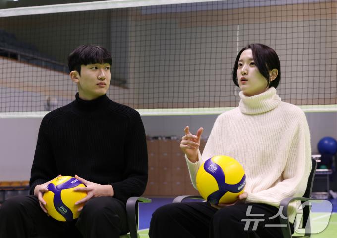 KB 손해보험 이준영(왼쪽부터)과 현대건설 이다현이 2일 오후 경기 용인시 기흥구 현대건설배구단 체육관에서 뉴스1과 인터뷰를 하고 있다. 2025.1.2/뉴스1 ⓒ News1 김영운 기자