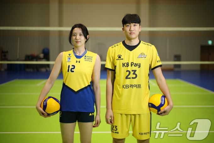 현대건설 이다현(왼쪽부터)과 KB 손해보험 이준영이 2일 오후 경기 용인시 기흥구 현대건설배구단 체육관에서 열린 뉴스1과의 인터뷰에 앞서 포즈를 취하고 있다. 2025.1.2/뉴스1 ⓒ News1 김영운 기자