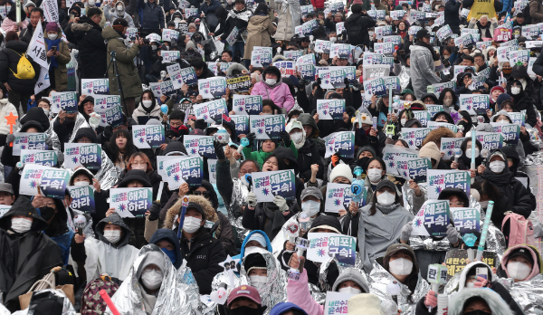 서울시가 한남로 등을 지나는 시내버스를 대상으로 대중교통 우회 운행을 실시한다. 사진은 5일 서울 용산구 한남동 대통령 관저 인근에서 열린 '윤석열 체포 구속 긴급행동'에서 민주노총, 진보당 등 진보단체를 비롯한 시민들이 윤석열 대통령 체포 및 구속을 요구하며 응원봉과 손피켓을 든 모습. /사진=뉴스1