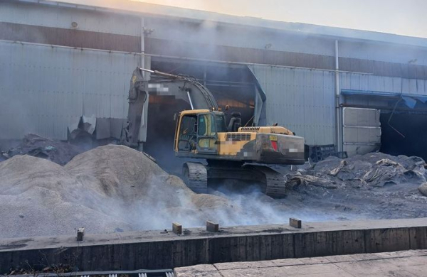 경북 포항시 청하면의 한 산업용 내마모제 생산업체에서 5일 불이 났다. 사진은 산업용 내마모제 공장. /사진=경북소방본부 제공