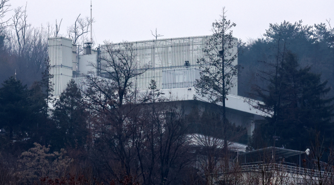 서울 용산구 한남동 관저 내에서 신원 미상의 인물이 개를 산책시키고 있는 모습을 촬영 및 공개해 대통령실에 의해 고발당한 유튜버가 풀 영상을 공개했다사진은 서울 용산구 한남동 대통령 관저. /사진=뉴스1