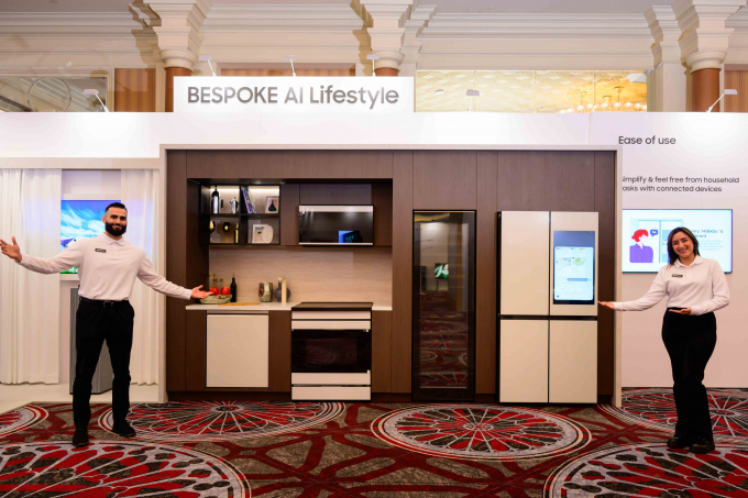 삼성전자 모델들이 7형, 9형, 32형 등 다양한 크기의 터치스크린이 탑재된 가전제품을 소개하고 있다. / 사진=삼성전자   