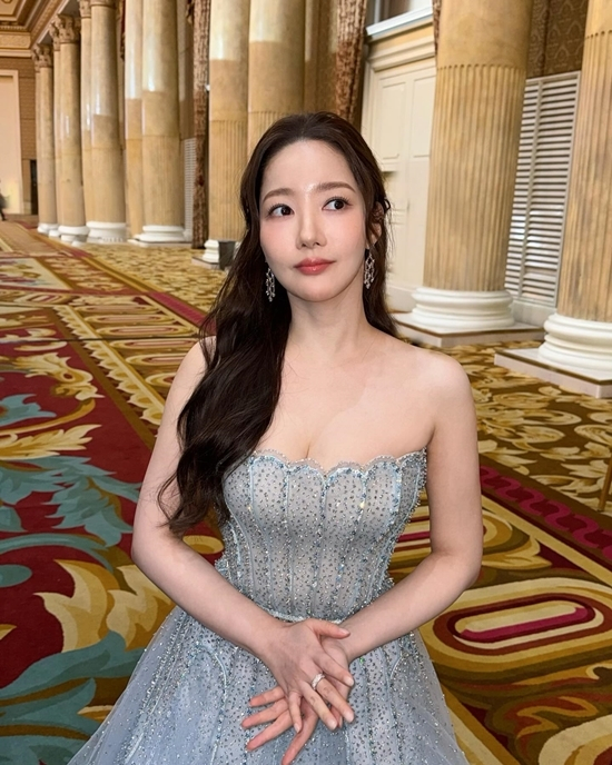 배우 박민영이 시상식에서 남다른 드레스 자태를 뽐냈다. 사진은 박민영의 모습. /사진=박민영 인스타그램