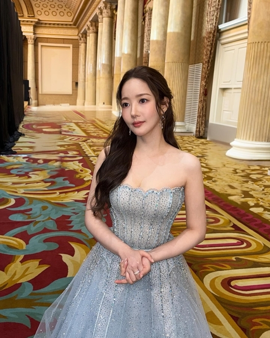 배우 박민영이 시상식에서 남다른 드레스 스타일을 선보였다. 사진은 박민영의 모습. /사진=박민영 인스타그램