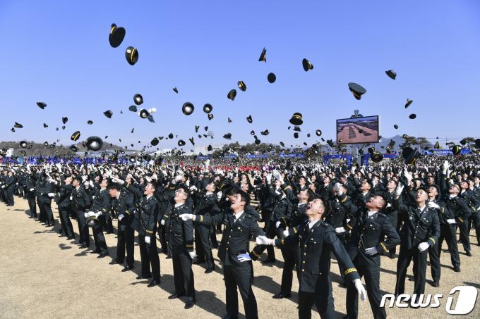 충북 괴산군 육군학생군사학교에서 열린 '2023 학군장교 통합임관식'.(육군 제공) 2023.2.28/뉴스1