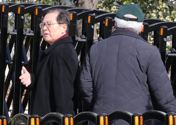 고위공직자범죄수사처가 윤석열 대통령에 대한 체포영장 집행을 경찰청 국가수사본부에 일임한다는 공문을 발송하자 윤 대통령 측은 "불법수사를 자인하는 것"이라고 비판했다. 사진은 윤석열 대통령의 법률대리인 윤갑근, 김홍일 변호사가 3일 서울 용산구 한남동 대통령 관저로 들어서고 있는 모습. /사진=뉴스1