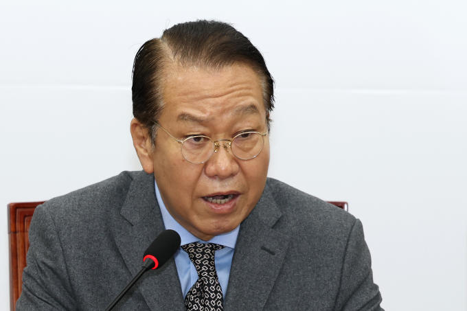 권영세 국민의힘 비상대책위원장은 고위공직자범죄수사처(공수처)의 윤석열 대통령 체포영장 집행에 대해 대통령도 임의수사로 진행해야 한다는 입장을 밝혔다. 사진은 권 위원장이 6일 서울 여의도 국회에서 열린 비상대책위원회의에서 모두발언 하는 모습. /사진=뉴스1