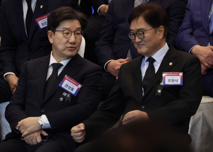 국민의힘이 우원식 국회의장을 항의 방문해 탄핵소추안재의결을 요구할 것으로 전해졌다. 사진은 중소기업 신년인사회 권성동 원내대표와 우원식 국회의장(왼쪽부터) 모습. /사진=뉴시스