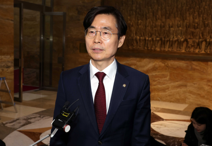 조경태 국민의힘 의원이 서울 용산구 한남동 대통령 관저 앞에 집결한 친윤계 의원들을 비판했다. 사진은 조경태 국민의힘 의원이 지난달26일 오후 서울 여의도 국회 본회의에서 헌법재판소 재판관(마은혁, 정계선, 조한창)임명안 표결을 마치고 취재진의 질문에 답변하는 모습. /사진=뉴시스