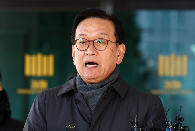 윤석열 대통령 측이 고위공직자범죄수사처(공수처)의 체포영장 집행을 비판했다. 사진은 윤석열 대통령 측 변호인단 구성에 관여하는 석동현 변호사가 지난해 12월19일 서울 서초구 서울고등검찰청 앞에서 기자회견을 열고 취재진의 질문에 답변하는 모습. /사진=뉴시스 